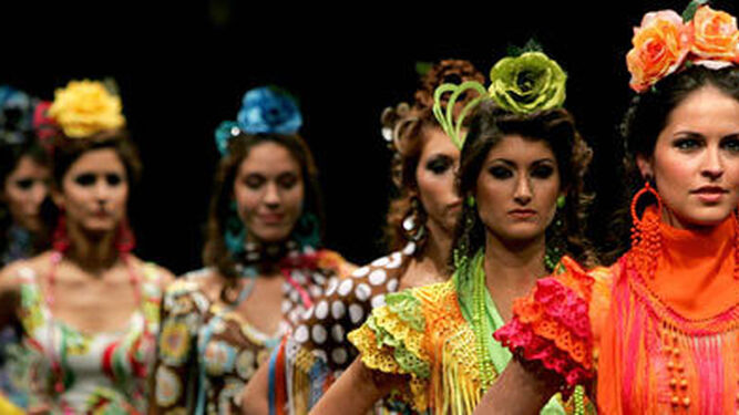 La moda flamenca de la provincia desfila en Sevilla